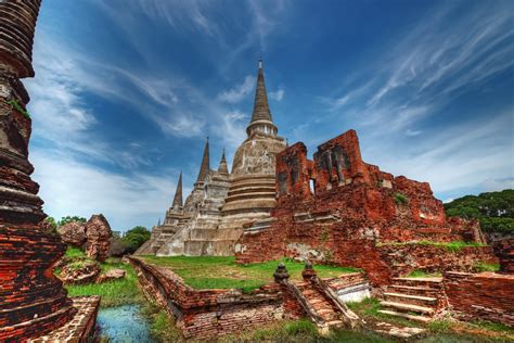  El Retablo de Wat Phra Si Sanphet: Una Explosión Celestial de Dorados y Lazos Intrincados