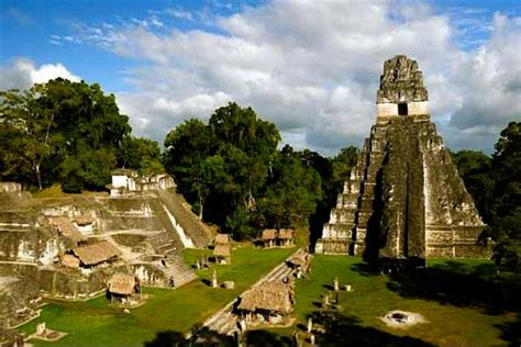  El Sarcófago de Peten: Un Viaje Monumental por la Eternidad